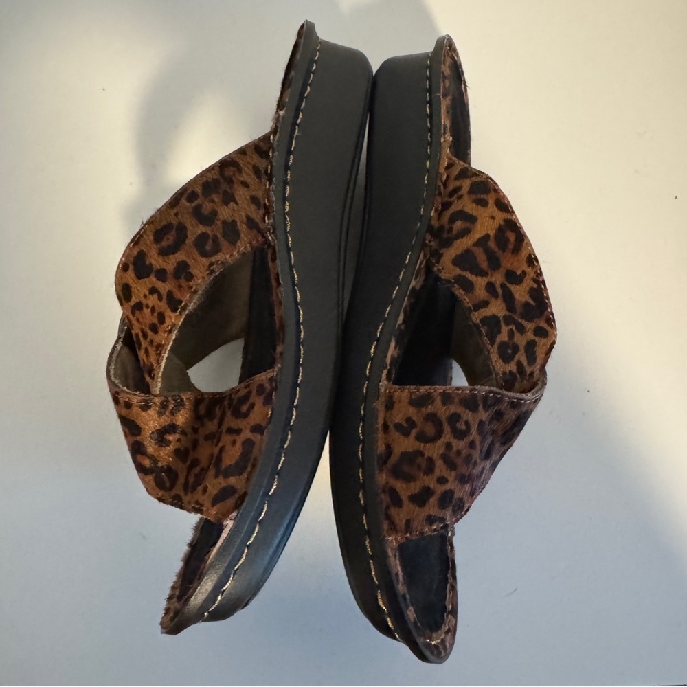 Alegria Vanya Safari Leopard Print Slide Sandals with Buckle 38 - Picture 4 of 7